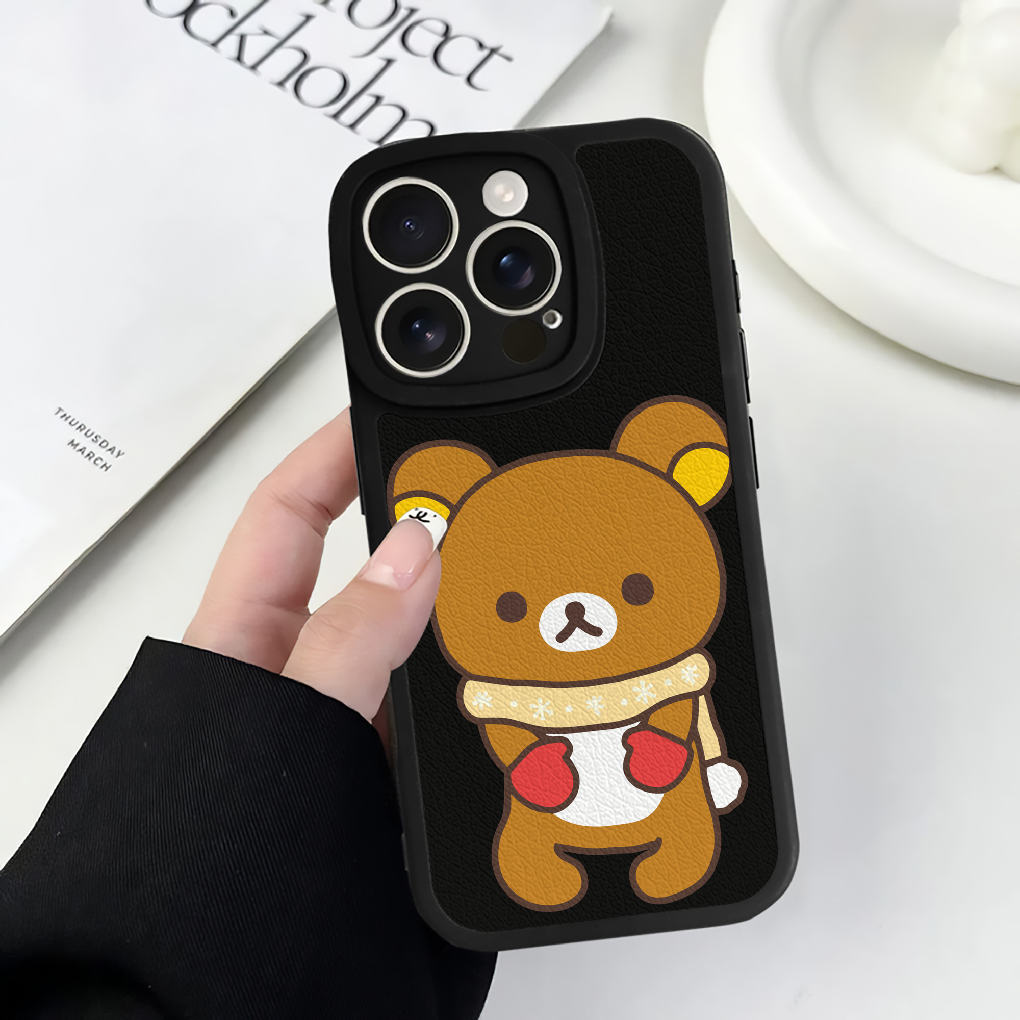 （画像用） リラックマ リラックマ キイロイトリ Rilakkuma Korilakkuma Kiiroitori 【iPhone 16シリーズ対応】シリコンスマホケース（レザー調） 材質：シリコン